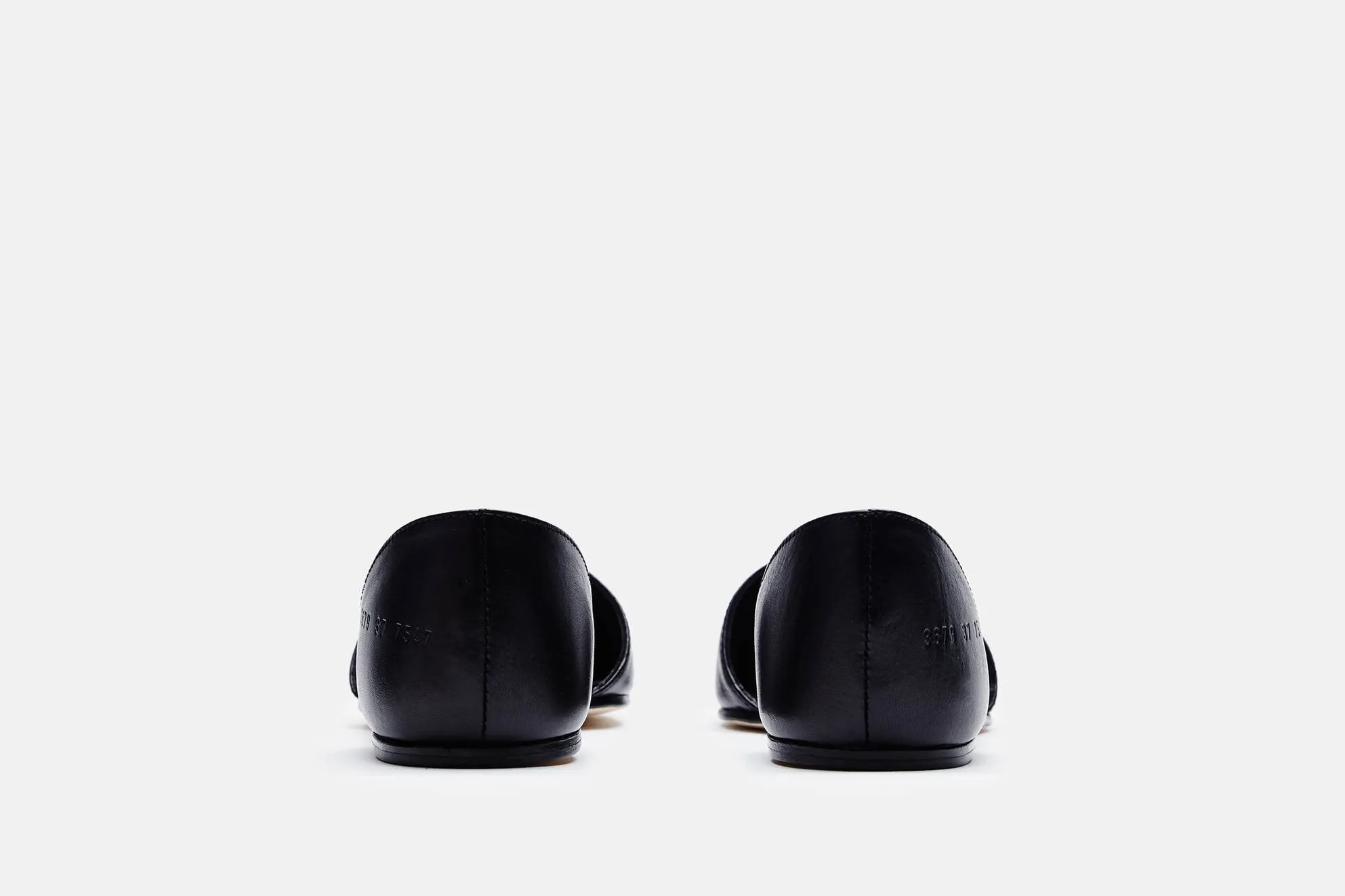 Flat Sandal in Leather - Black